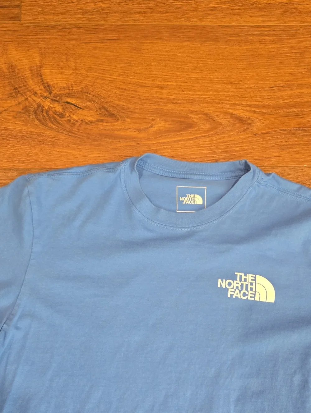 THE NORTH FACE SHORT SLEEVE TSHIRT..SIZE MED.  #8102